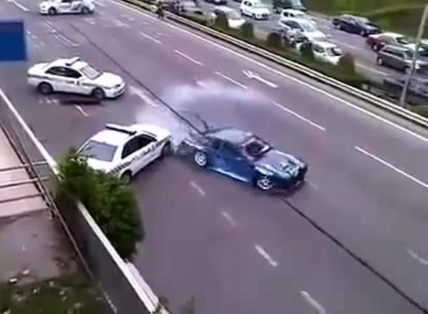 Дрифтер раскрутил полицейских: видео